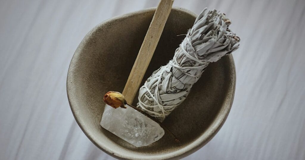 Palo Santo i biała szałwia – od tradycyjnych rytuałów do trendu wellness Palo Santo i biała szałwia – od tradycyjnych rytuałów do trendu wellness